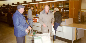 Förberedelser. Inköp på systemet. Bertil Svensson t.v. och Olle Mellgreeen t.h..