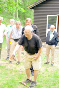 Sören Blomgren kastar bollar i hink. Påhejad an fr.v Kent Larsson ( halv i bild) Jan-Olof Norén, Gustav Grandin, Anders Björkén och Björn Unnefeldt.