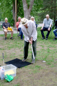 Kent Larsson försöker chippa märmast pinn. I bakgrunden fr.v Sören Blomgren, Jörgen Edman Lillemor Green, Nils Grandin.