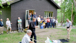 Gänget tar skydd efter väggen för en kort regnskur. Gustav står beredd att chippa golf bollen.